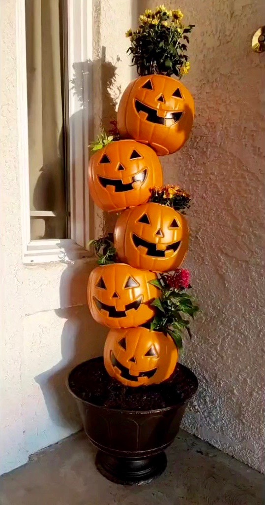 This DIY Pumpkin Topiary Is a “Gourd-geous” Addition to a Spooky Halloween  Porch Display – The Colorventurer